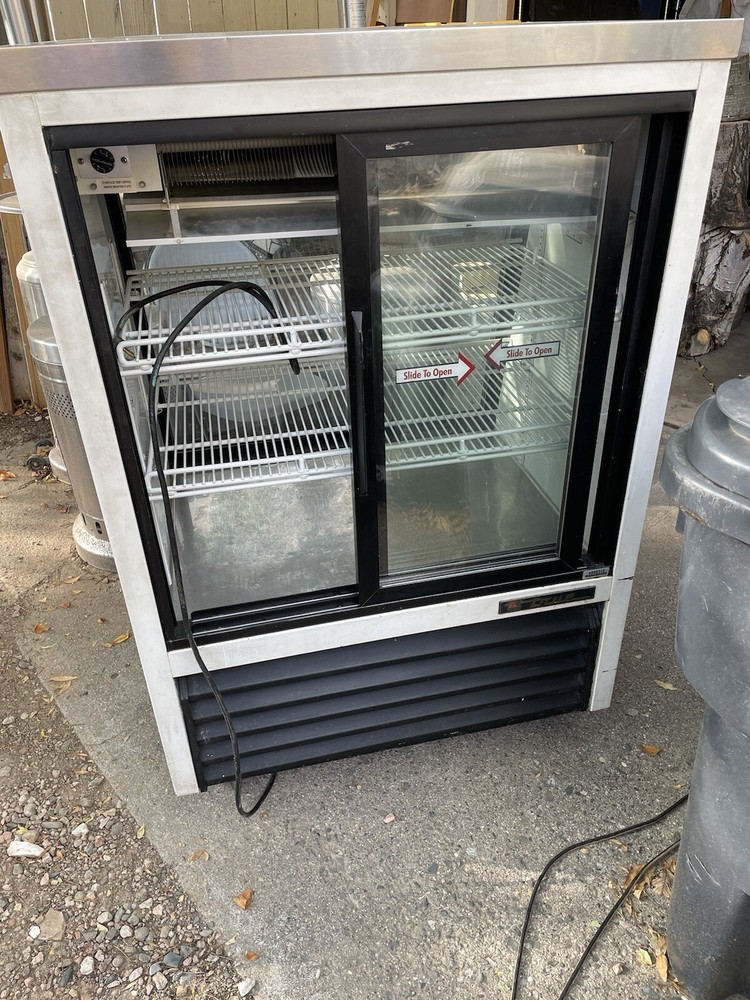 True TSID-36-2 Refrigerated Pastry Display Case