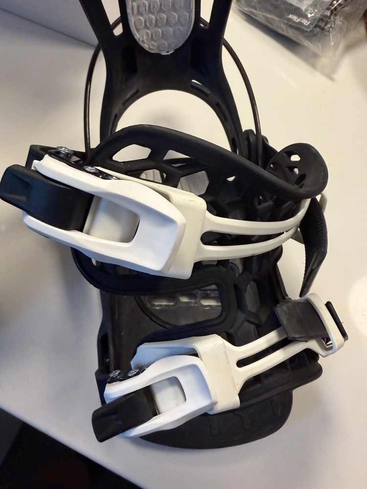 Flow Medium Snowboard Bindings Black/White Ankle Buckles 4x4 Mount