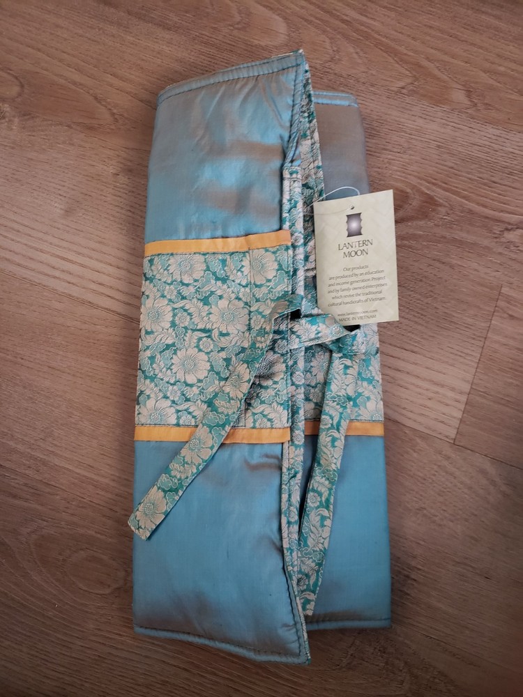 NWT - LANTERN MOON Knitting Needle Organizer Case Brocade Zip & Tie