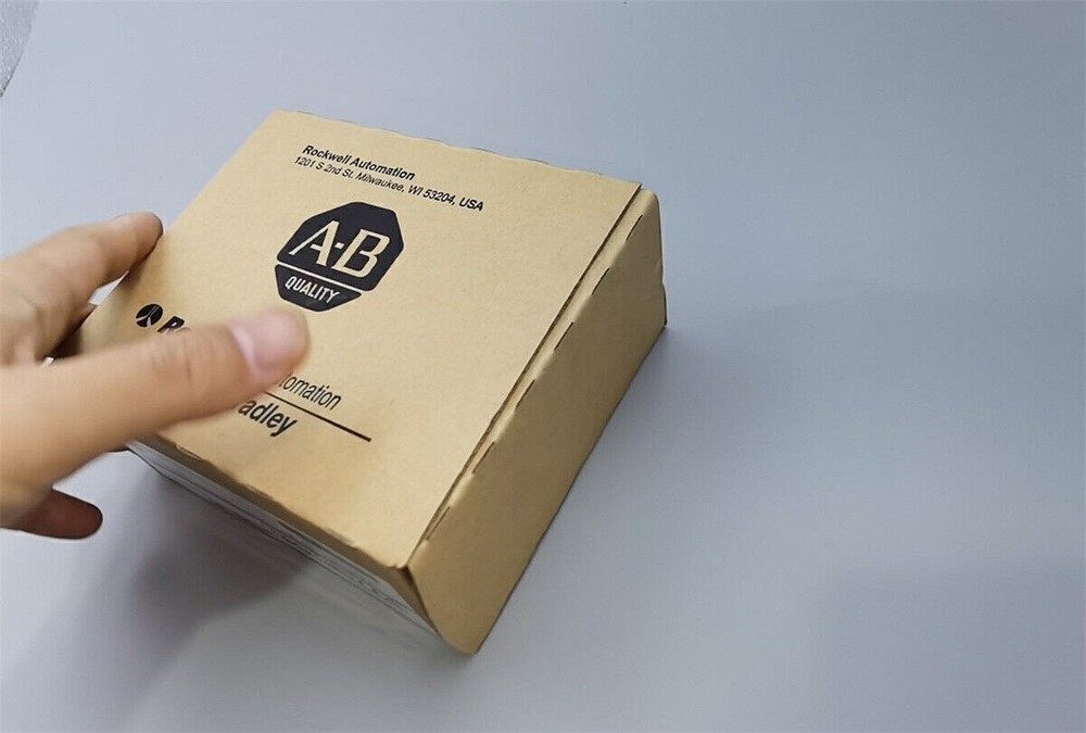 Original AB 1769-OB32 SER A CompactLogix 32 Pt 24VDC D/O Module US