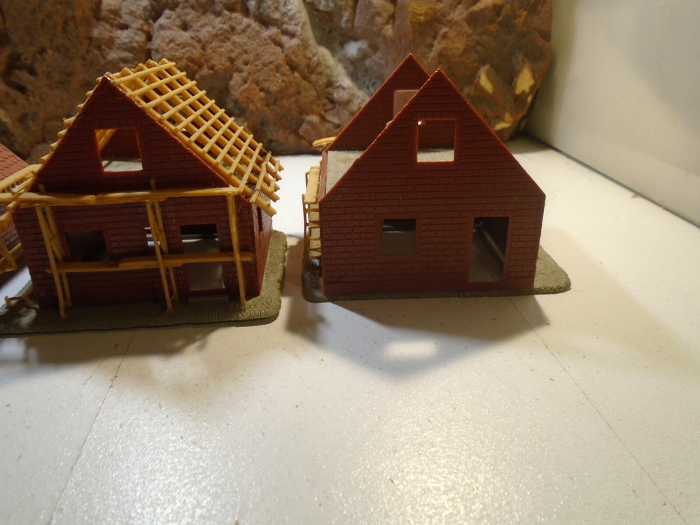 HO SCALE HOUSING DEVELOPMENT WITH 3 HOUSES IN DEVELOPMENT 5-162-5