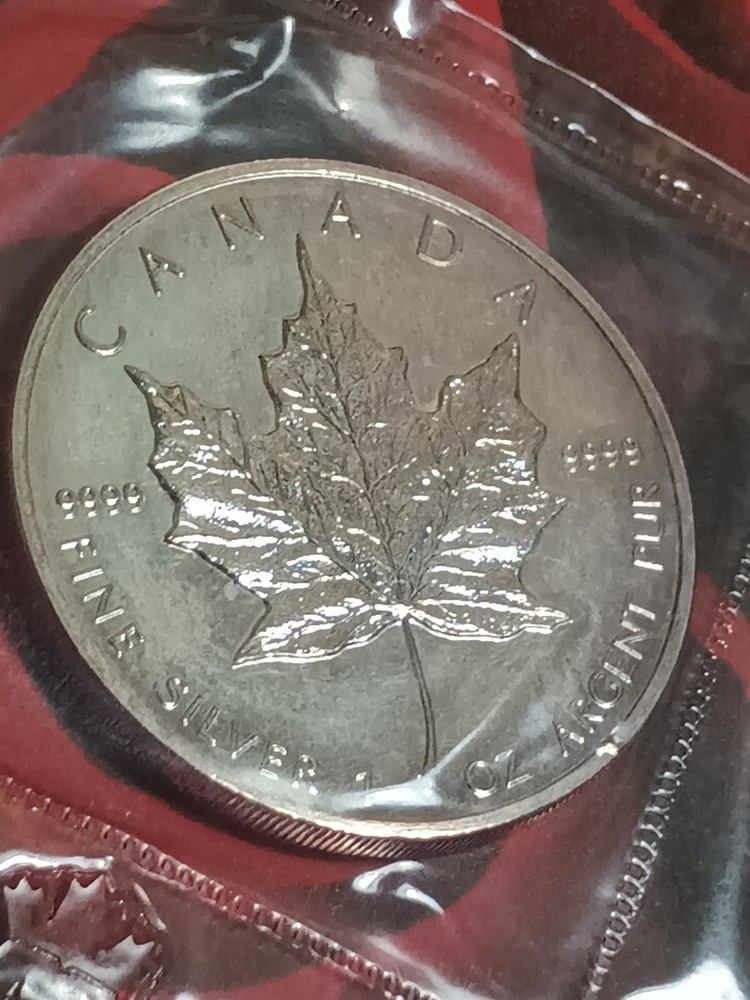 🇨🇦1989 1 OZ $5 .9999 FINE SILVER CANADA MAPLE LEAF IN ORIGINAL PLASTIC CASING