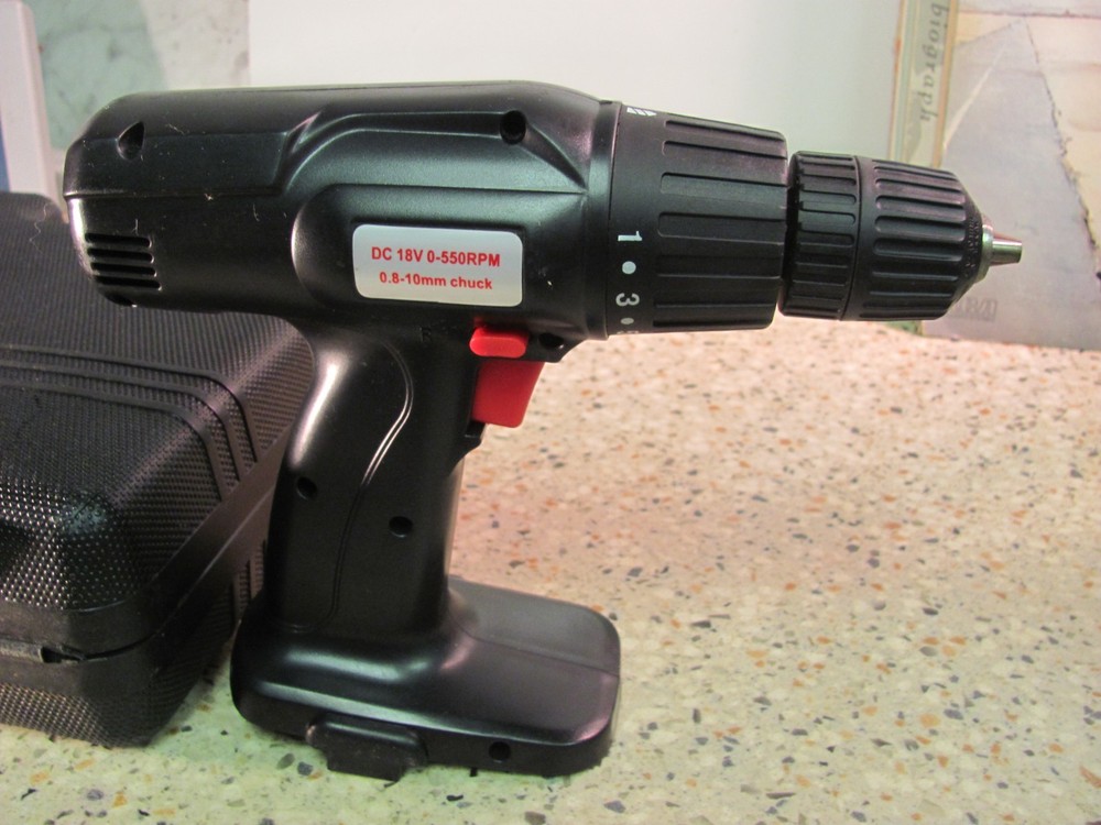 SOLID BRAND DRILL - NO BATTERY - W/ CASE AND BITS