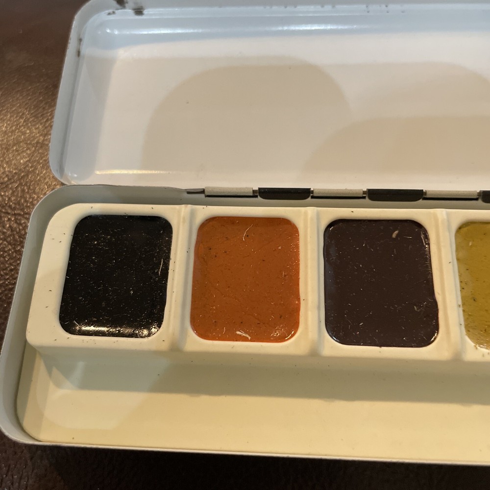 B22- Sargent Junior Play Paint Tin