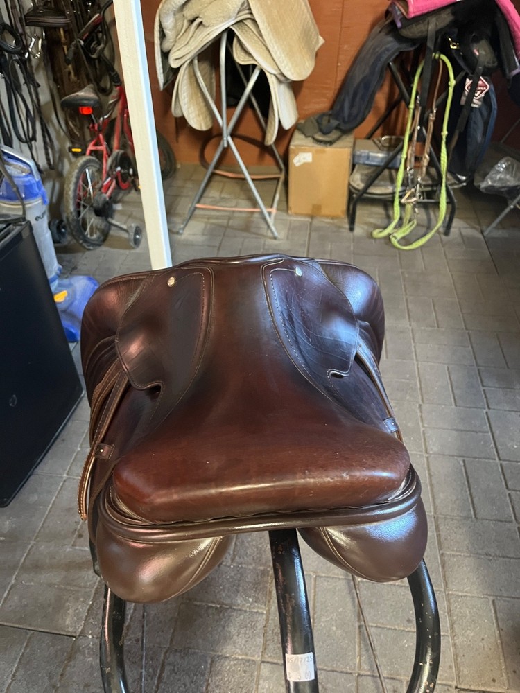 Superior Saddlery Jump Saddle 16.5