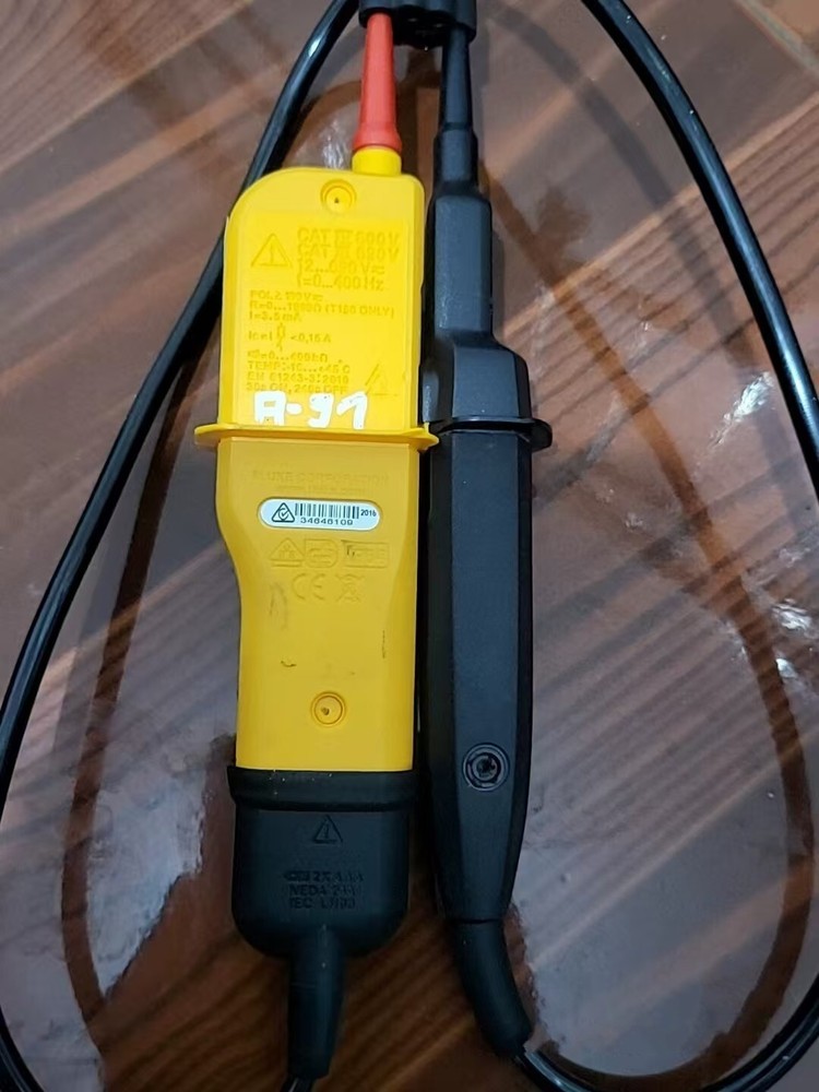 1PCS Used Fluke Voltage Tester T110