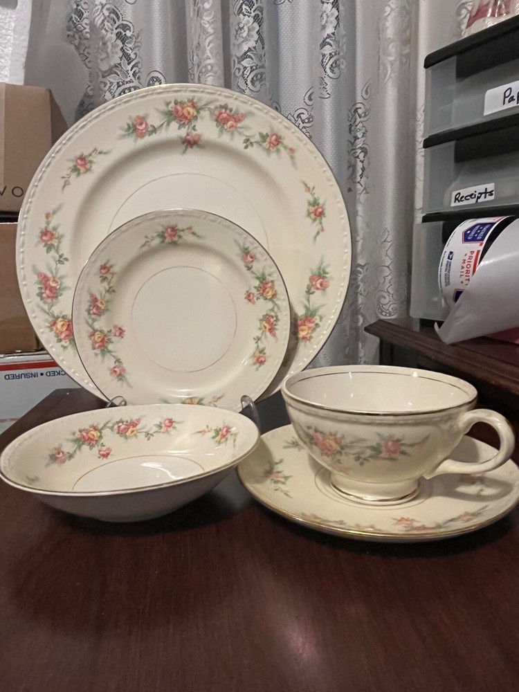 Homer Laughlin -Georgian Eggshell-Countess Pattern-1943-5 piece Set