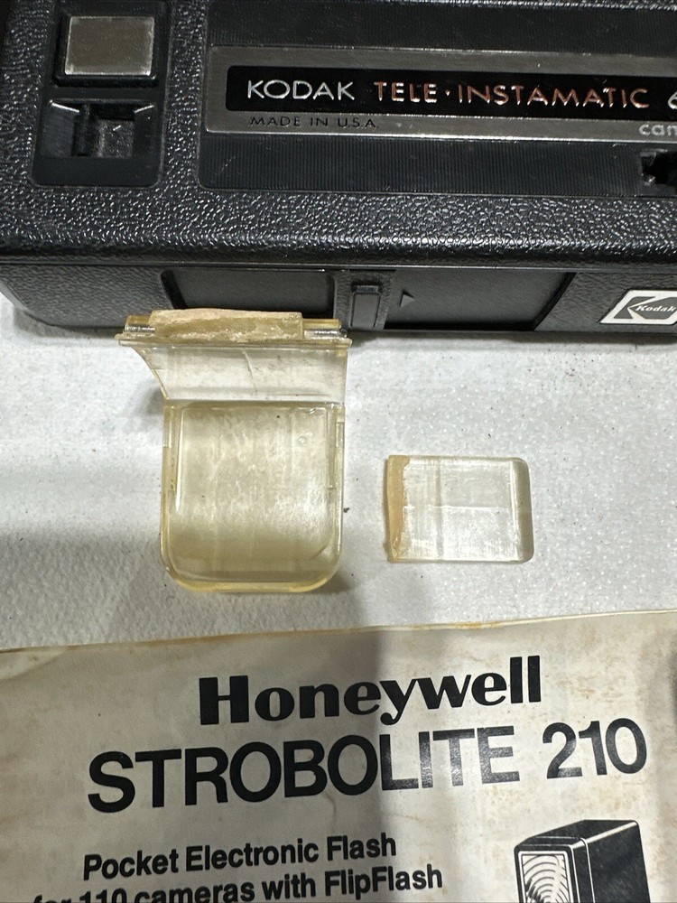 Several Vintage Cameras And Flash Bulbs, Read Full Description