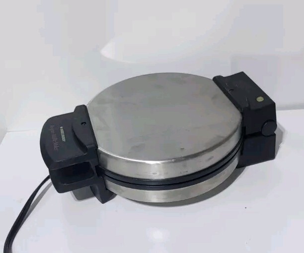 BLACK & DECKER Belgian Waffle Maker WMB500. Works Good