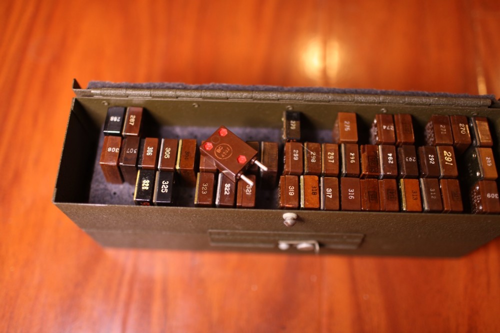 Signal Corps CS-137 Case w/ Frequency Quartz Crystals