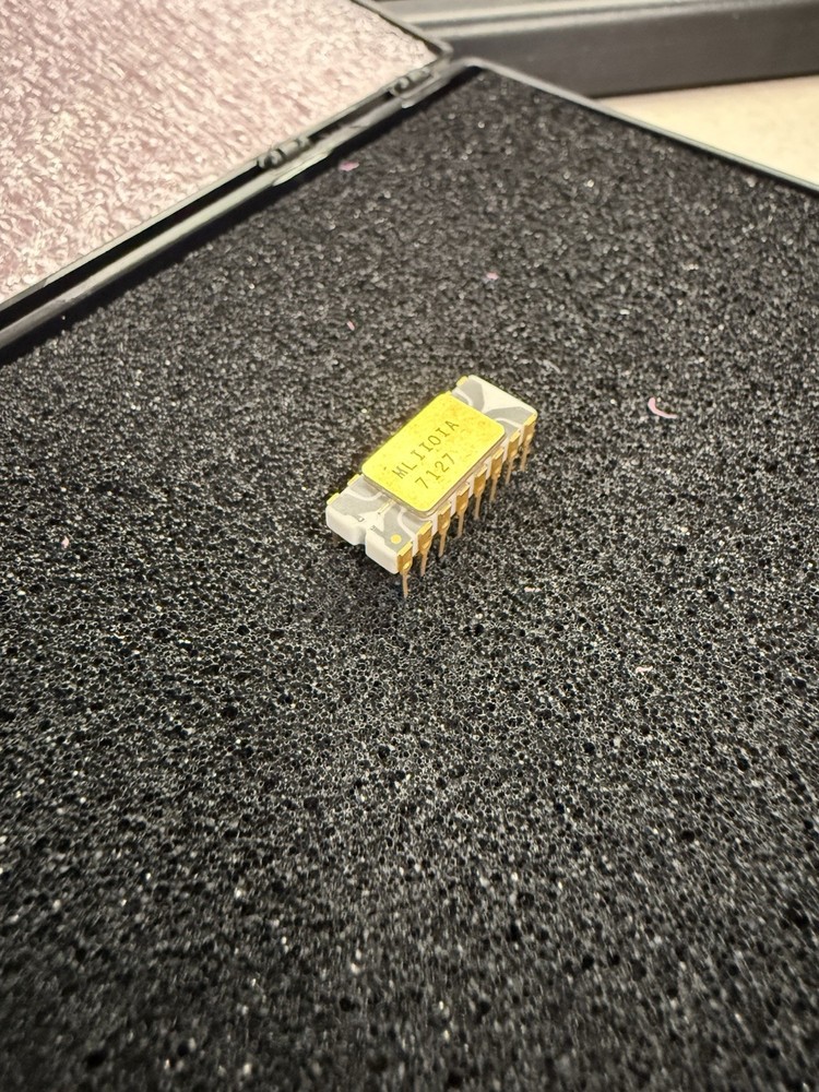 Microsystems ML1101A PMOS SRAM Ceramic IC DIP – Zebra / Gray Trace