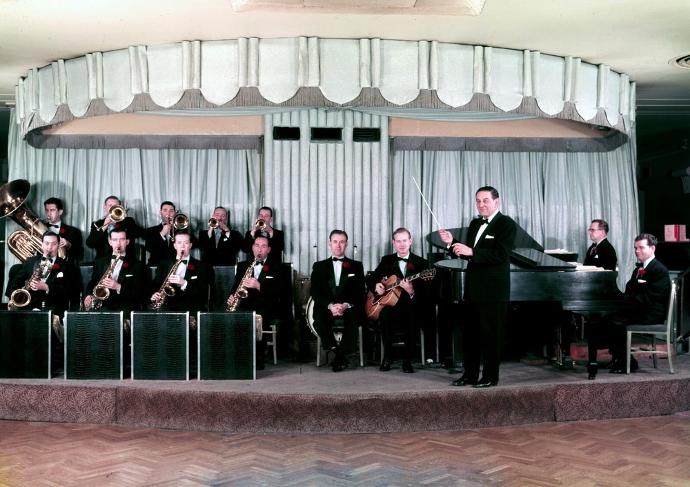 GUY LOMBARDO  8X10 PHOTO K2933