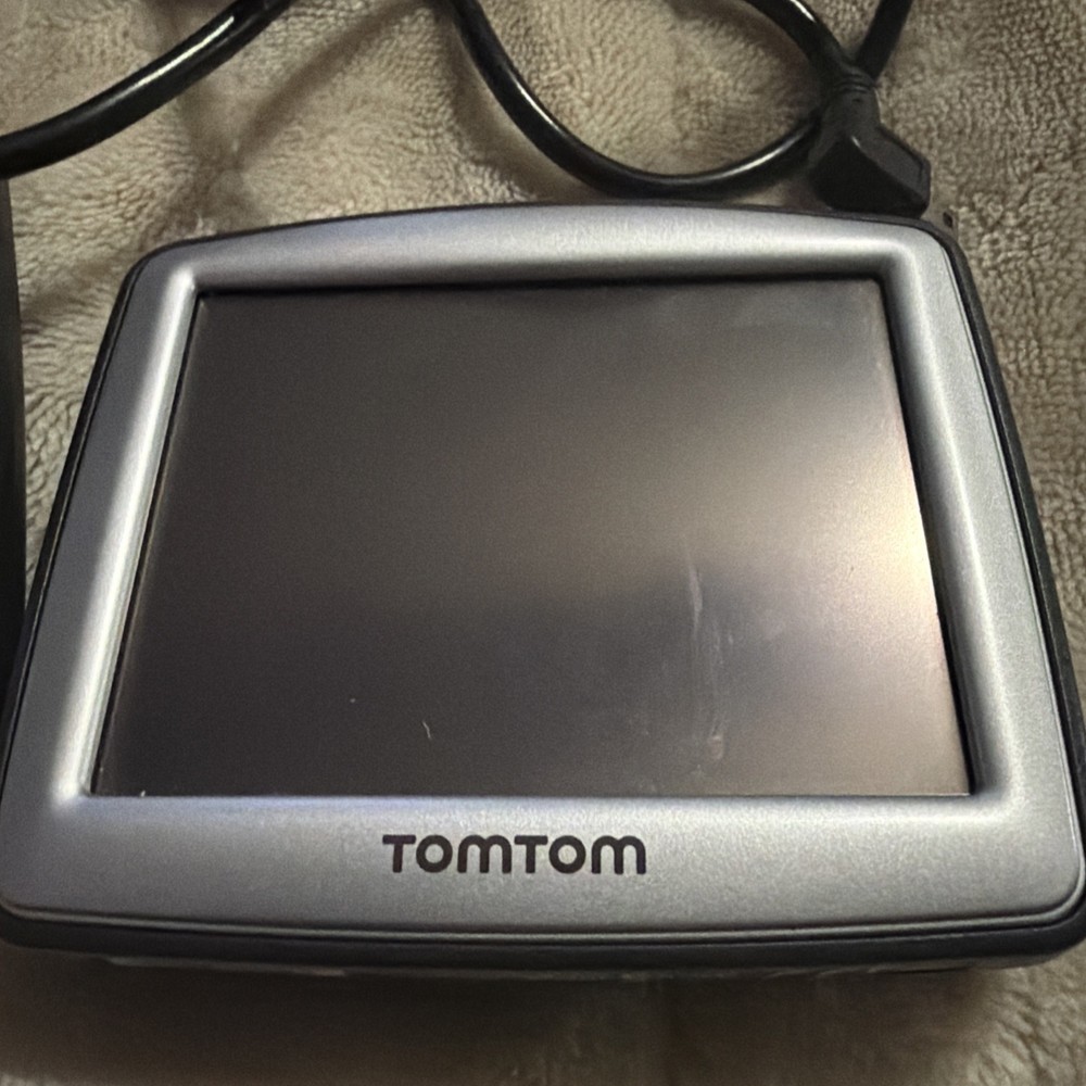 TomTom ONE N14644 GPS - Two Units One Charger Both Work
