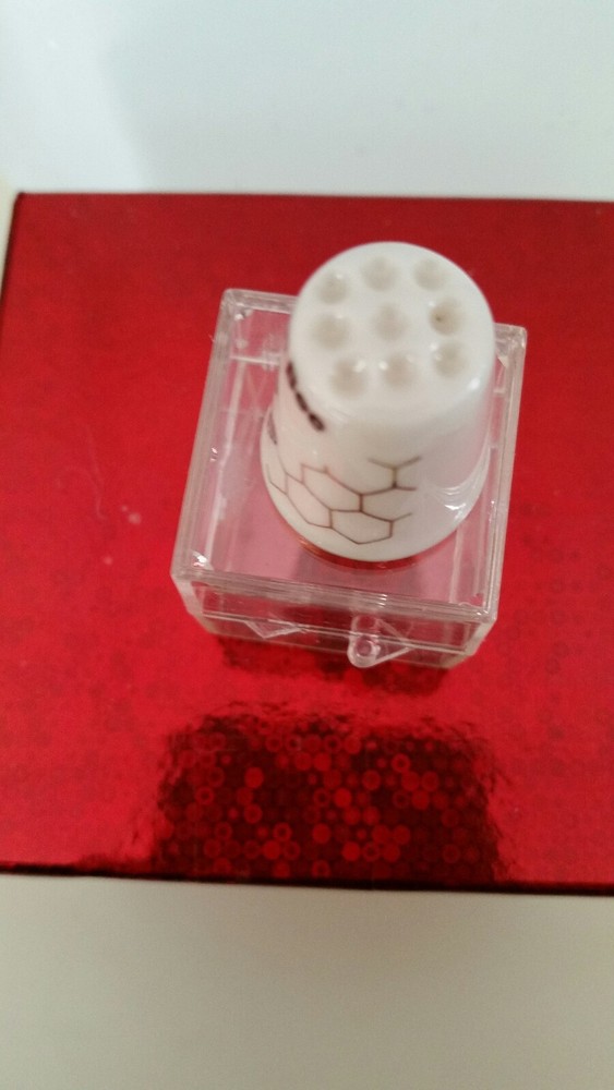 OUEEN BEE TIMBLE White Porcelain