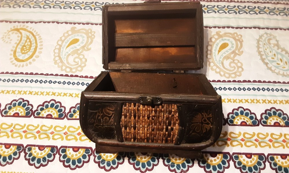 VINTAGE SMALL WOODEN CHEST