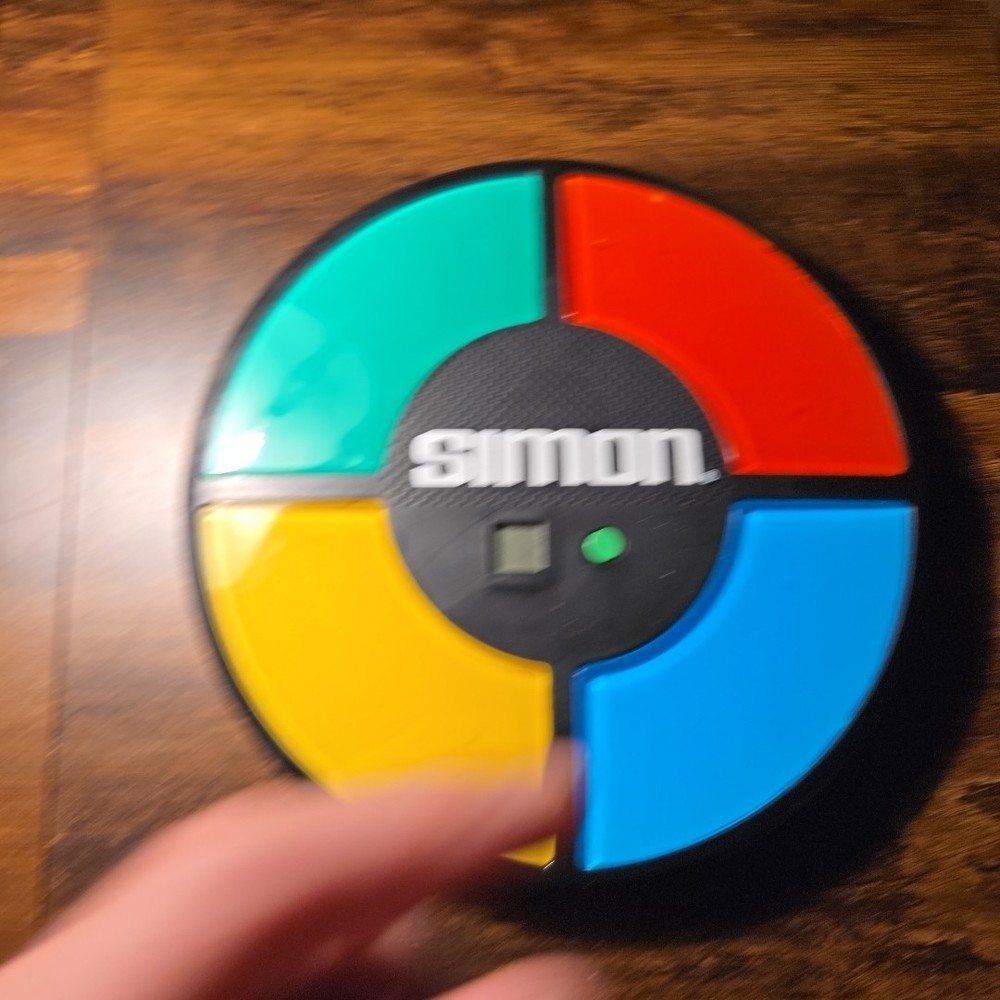 Milton Bradley Simon Game Working. Great Condition