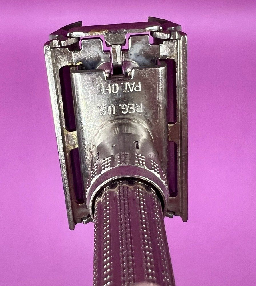 GILLETTE MENS 2 SIDED SAFTY ADJUSTABLE RAZOR. U. S. A.