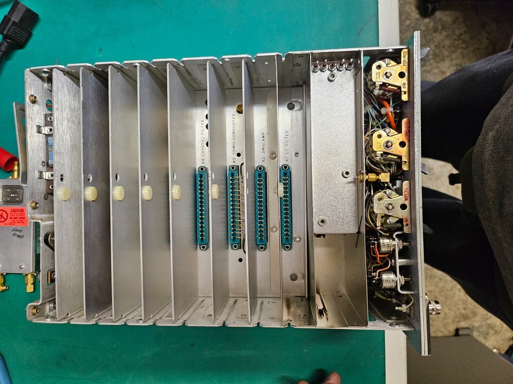 HP 8552B IF Section Spectrum Analyzer Front panel, chassis / parts**UNTESTED**