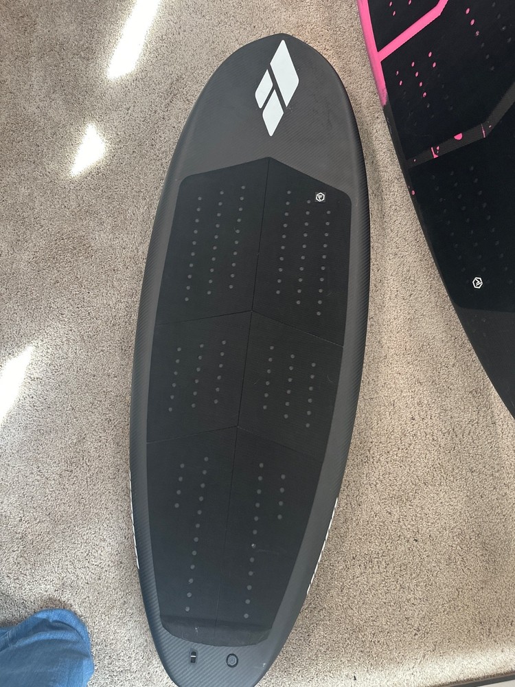 Amos shapes foil board