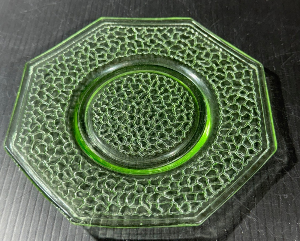 LE Smith 5-1/2" Octogonal Uranium Bread Dish Cracky Pattern