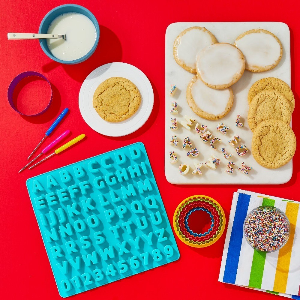 5 Piece Round Double-Sided Plastic Cookie Cutter Set for Baking