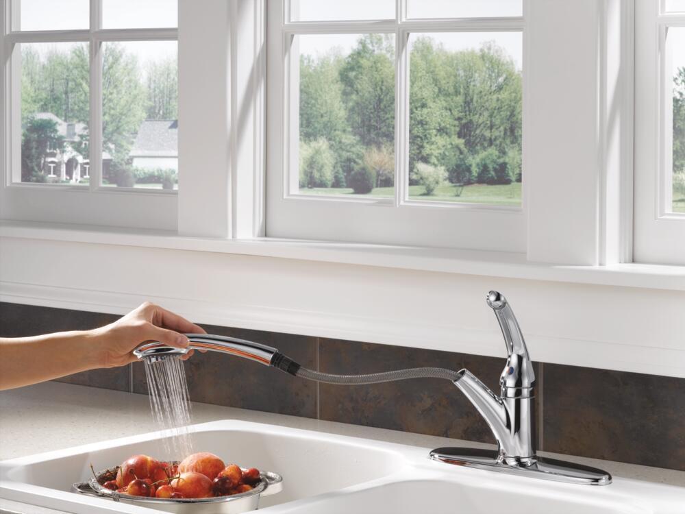 Delta Signature Pull-Out Kitchen Faucet 1-Handle Chrome-Certified Refurbished