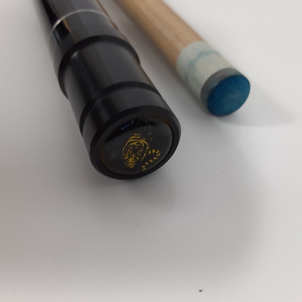 Tai ba Pool Cue Stick with Case 19.5 oz Joint Protector EUC