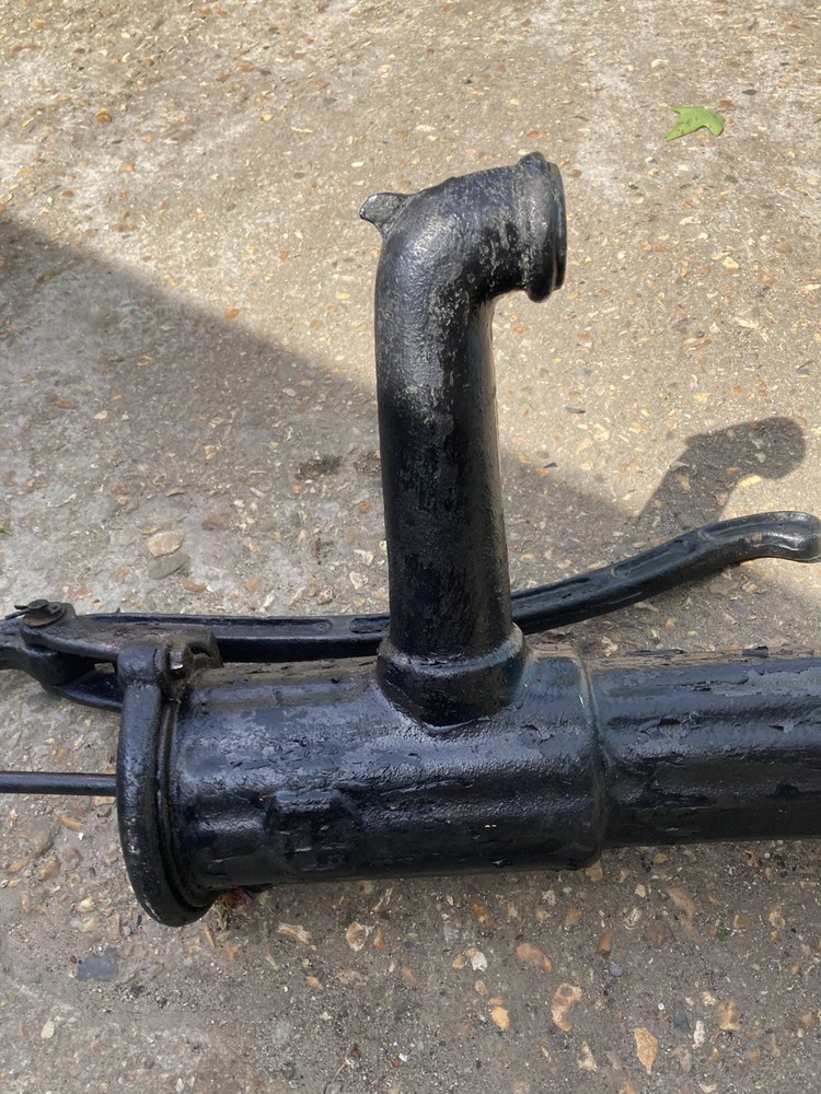 VINTAGE WATER HAND PUMP GARDEN FEATURE