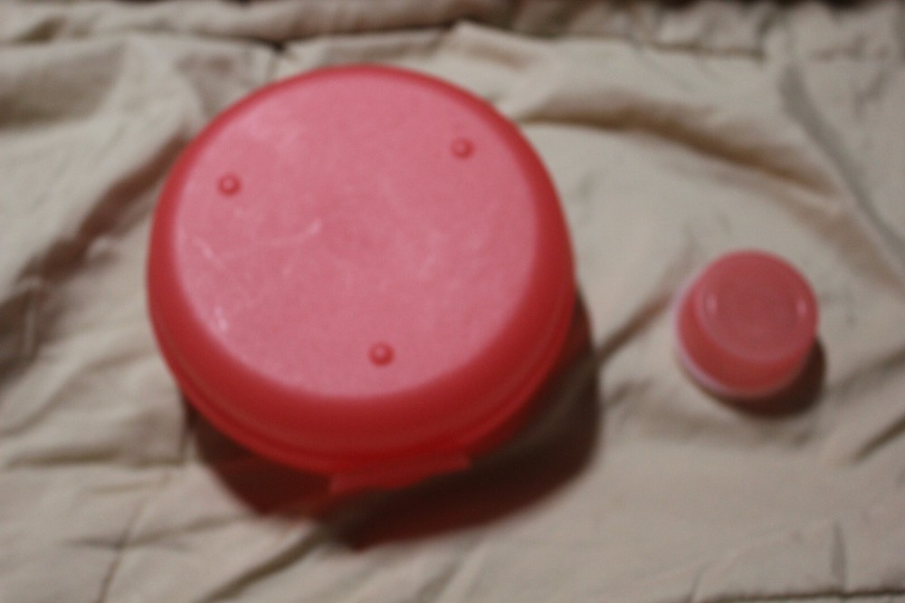 TUPPERWARE ROUND SANDWICH KEEPER WITH SMIDGET PEACH #4440A
