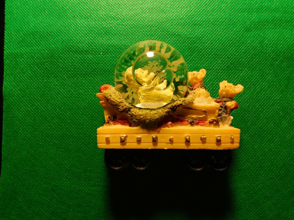 BEARS ON A TRAIN GLOBE FIGURINE! c463UXX