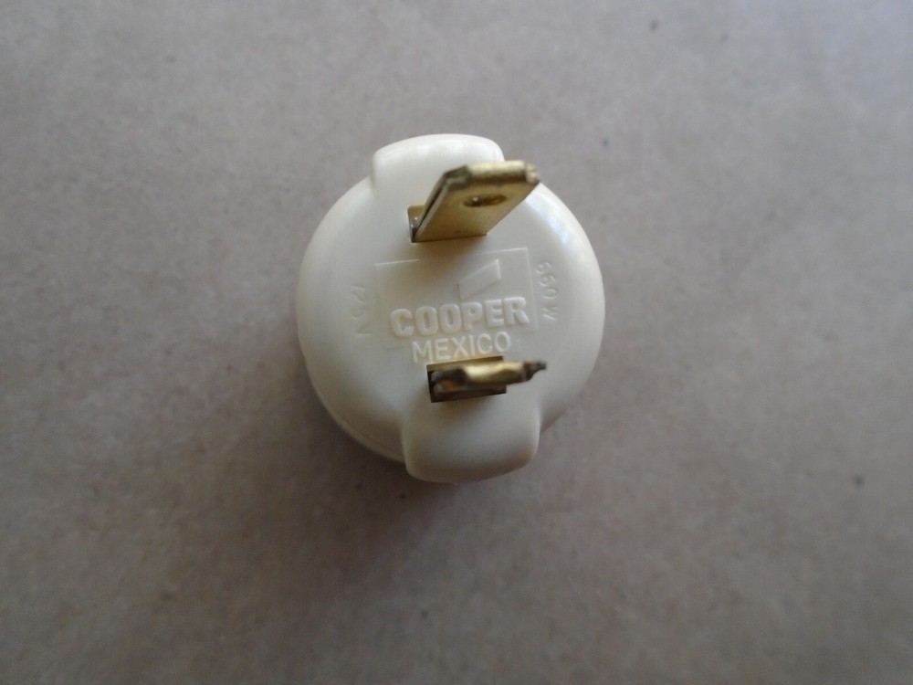 PASS & SEYMOUR WHITE SOCKET ADAPTOR 660W AND 125V