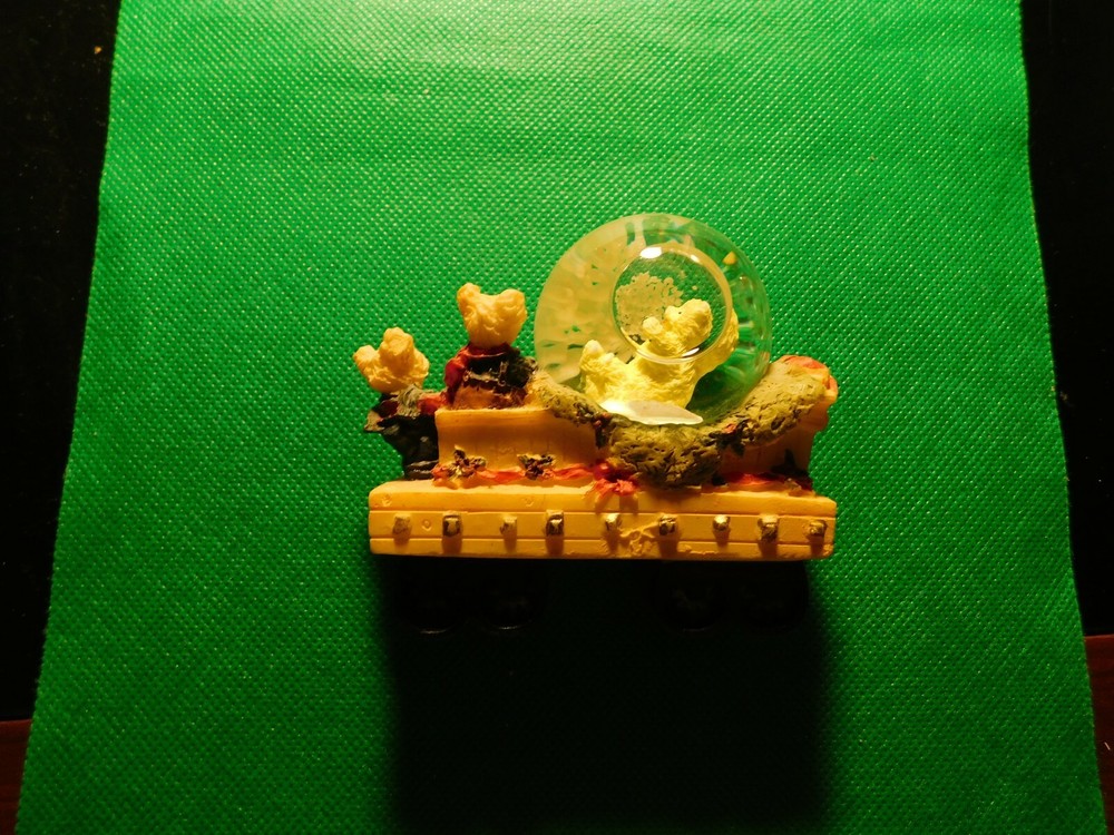 BEARS ON A TRAIN GLOBE FIGURINE! c463UXX