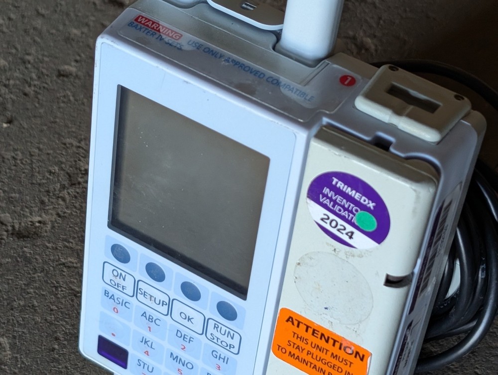 Baxter Sigma Spectrum Infusion Pump Compact Battery Powered With Charger + Mount