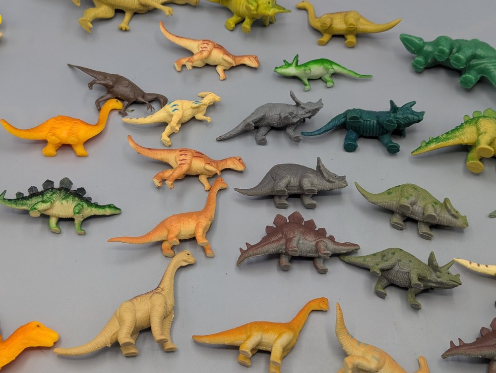 MISC LOT 31 SMALL MINI PVC PLASTIC DINOSAURS APPROX 2" TALL