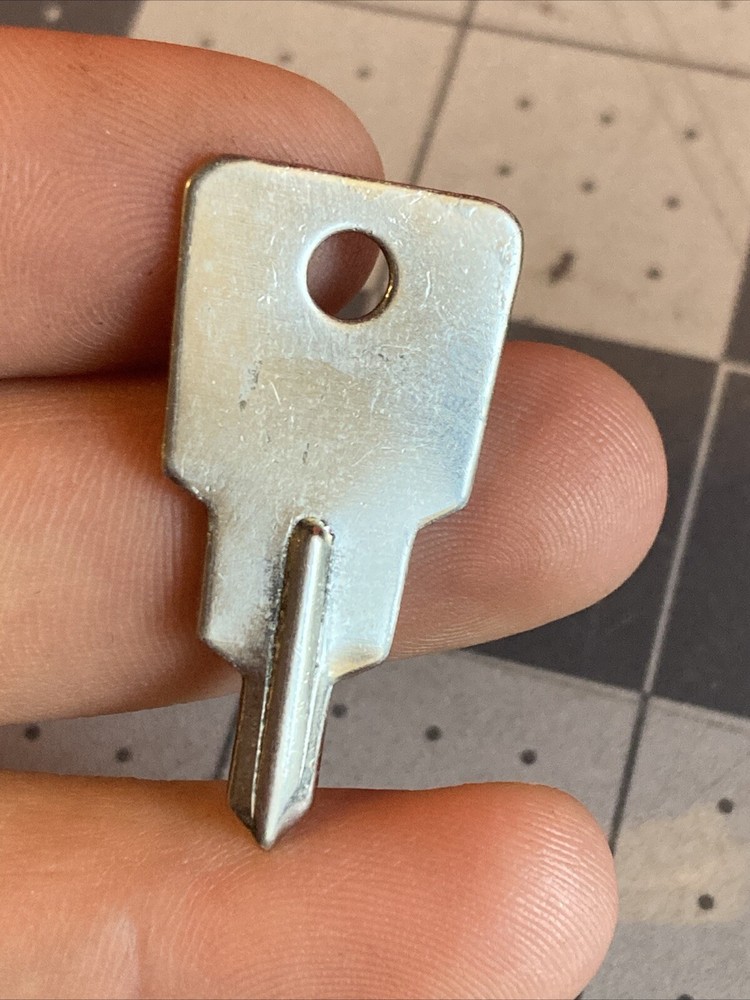 Vintage Unbranded Simplistic Metal Key Rare Item