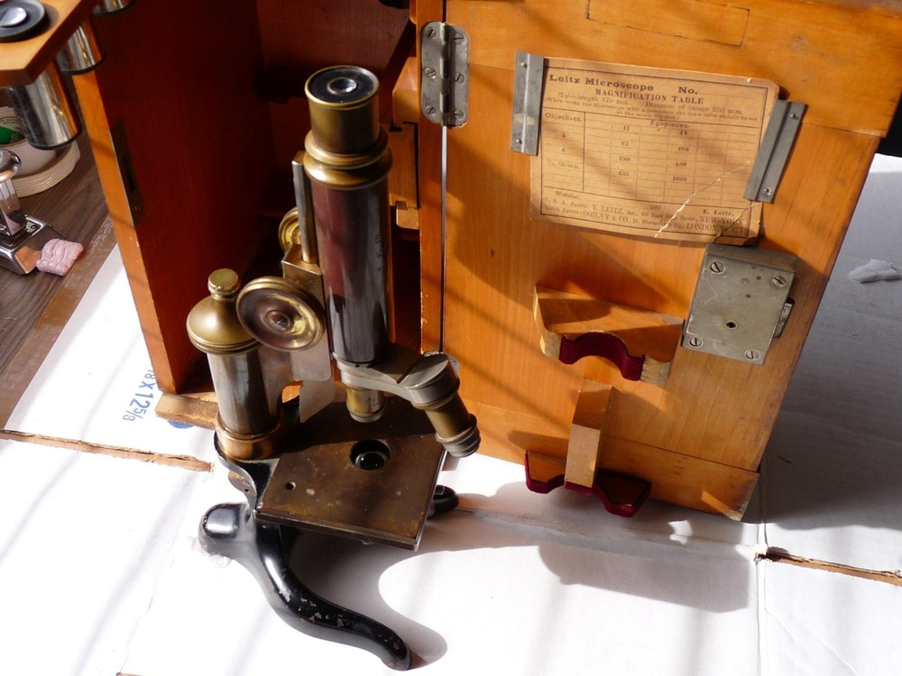 LEITZ MICROSCOPE 10 889