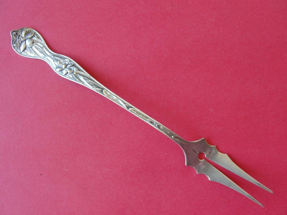 Baker Manchester "Daffodil" Sterling Silver Olive Fork 6-1/4"