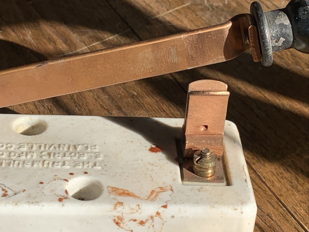 Trumbull Knife Switch