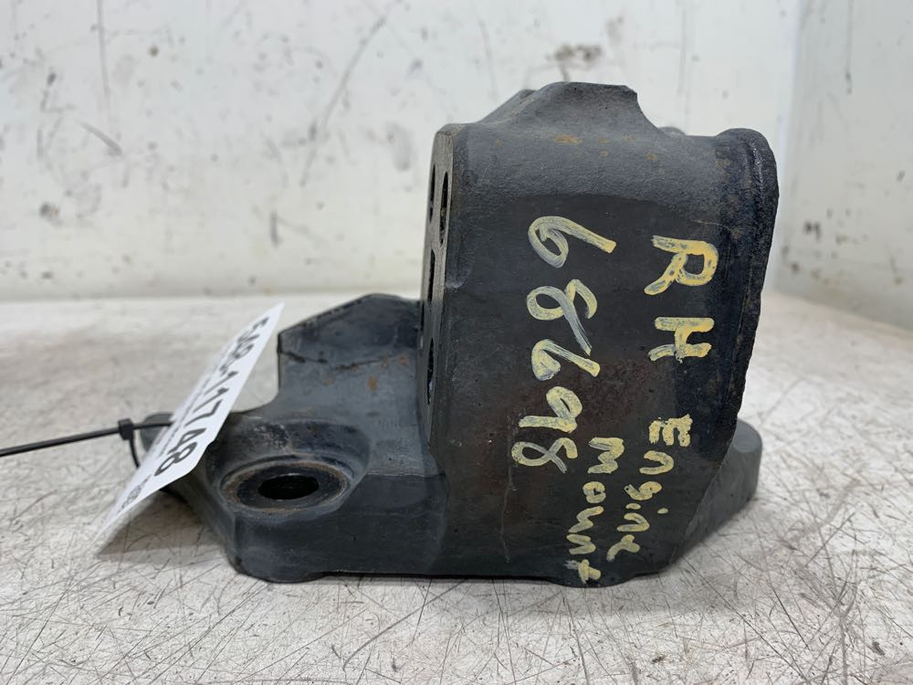 2014 Peterbilt 587 Engine Mount 1670903 (548-11748)