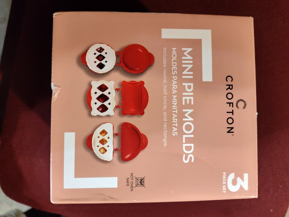 New In Box Crofton Mini Pie Molds 3 Piece Set
