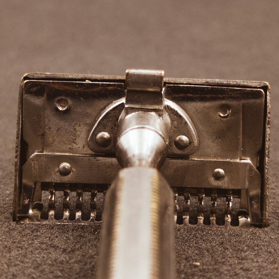 READ 1920s Era Ever-Ready Shovelhead Single Edge Razor