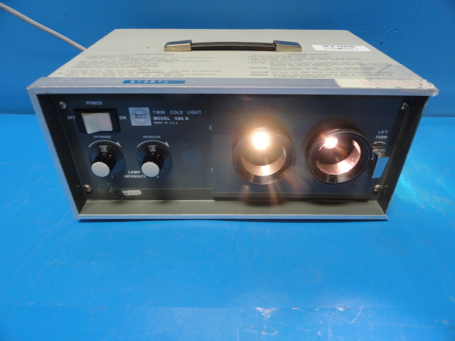 KARL STORZ 486B TWIN COLD LIGHT SOURCE / ILLUMINATOR  (10840)