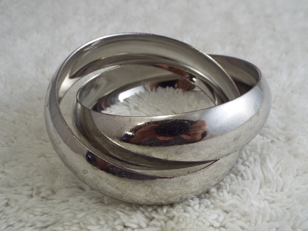 Interlocked Silvertone Bangle Bracelet (B37)