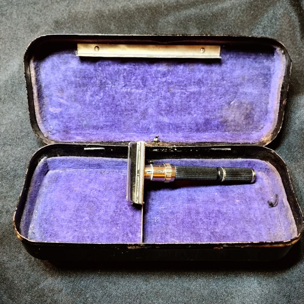 1969 Gillette Super Adjustable 109 "Black Beauty" Razor - O4 Date Code W/Case