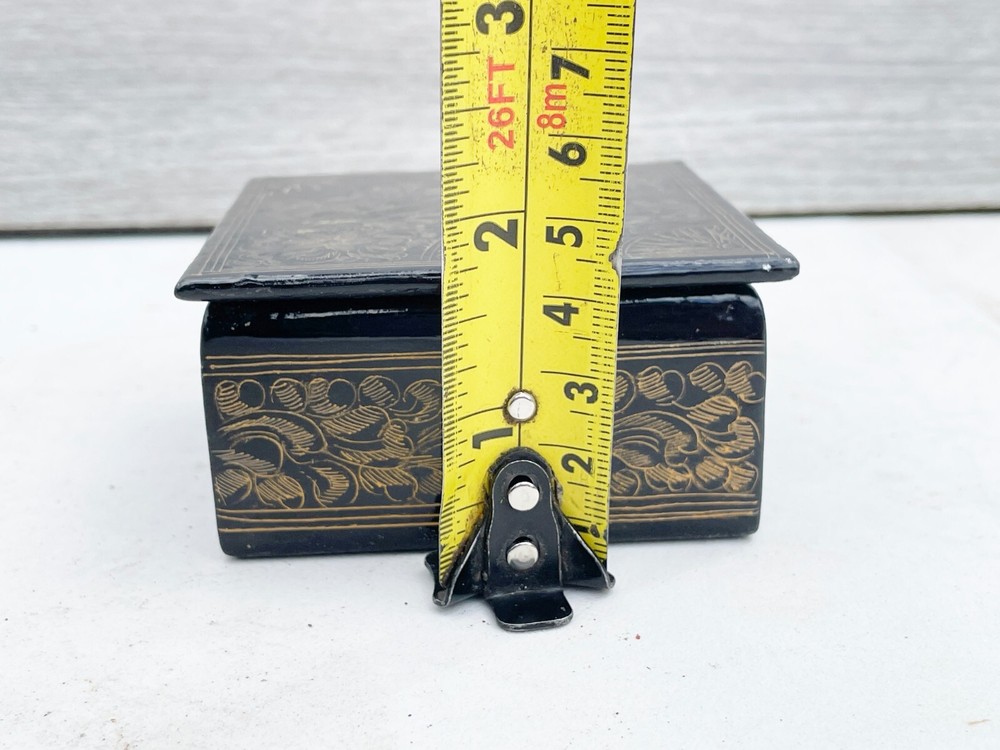 VINTAGE SMALL LACQUERED PAPIER MASHE BOX ORNATE GOLD PATTERN