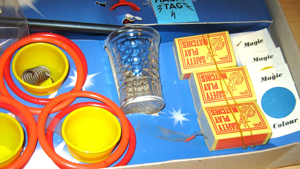 Vintage DE LUXE MAGIC Set by PETER PAN - OLD