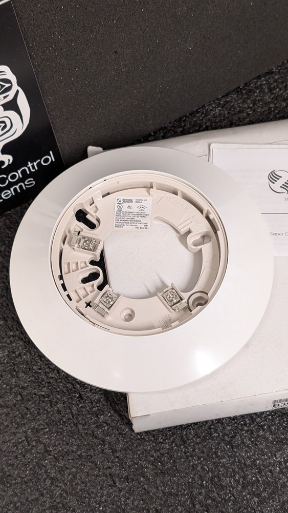 System Sensor 6" standard flanged detector base white B300-6