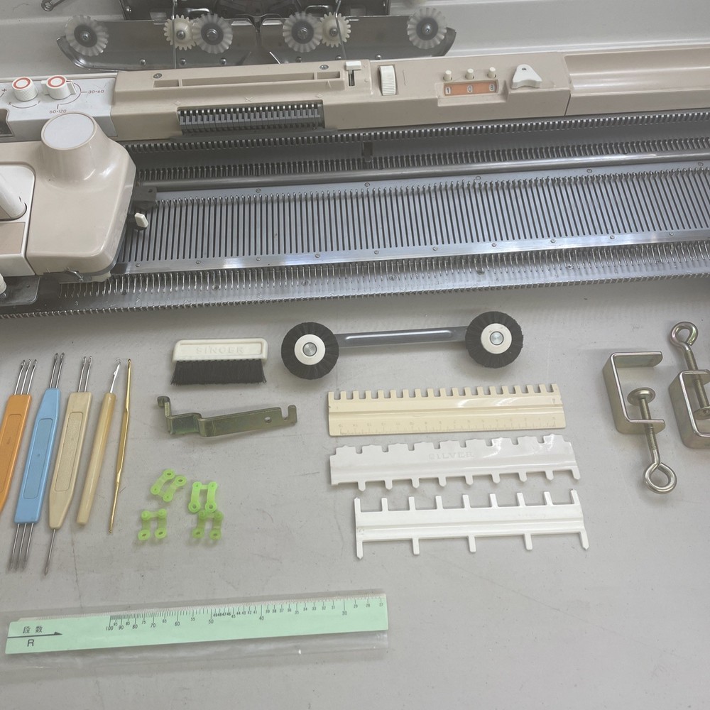 Studio 322 Knitting Machine In Good Condition