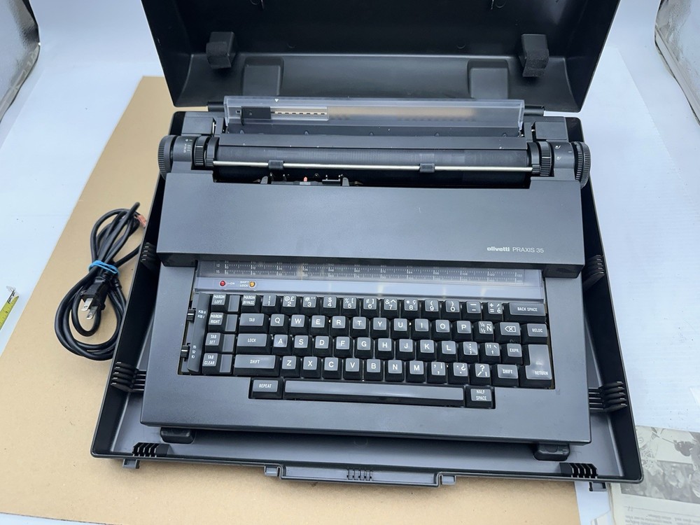 Olivetti PRAXIS 35 Typewriter w/Plastic Hard Case 1980s Powers On Needs Service*