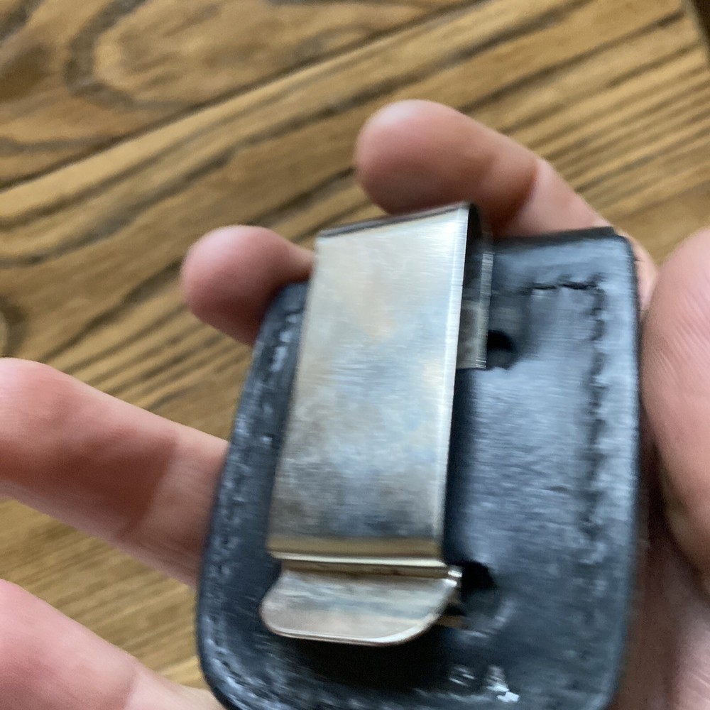 2001 red case zippo lighter with leather pouch works
